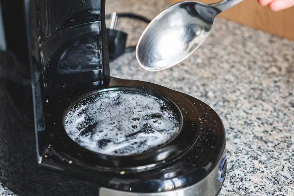 vinegar and baking soda to clean coffee maker